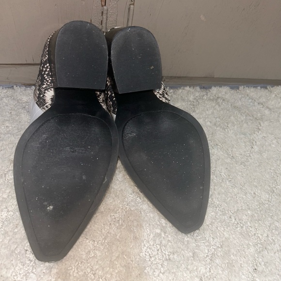Qupid | Black and White Snakeskin Booties | Size: 9 - Picture 9 of 11